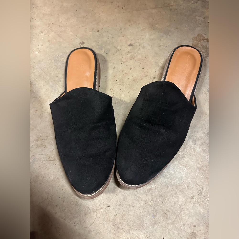 Universal suede flat mules